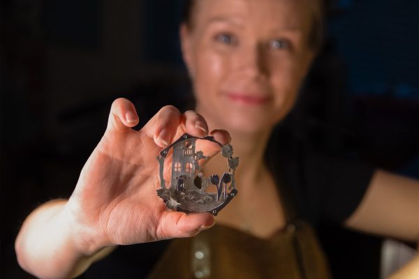 Kuvassa yrittäjä Riia Valvimo esittee Vuoden koru 2025 -finalistikoruaan.